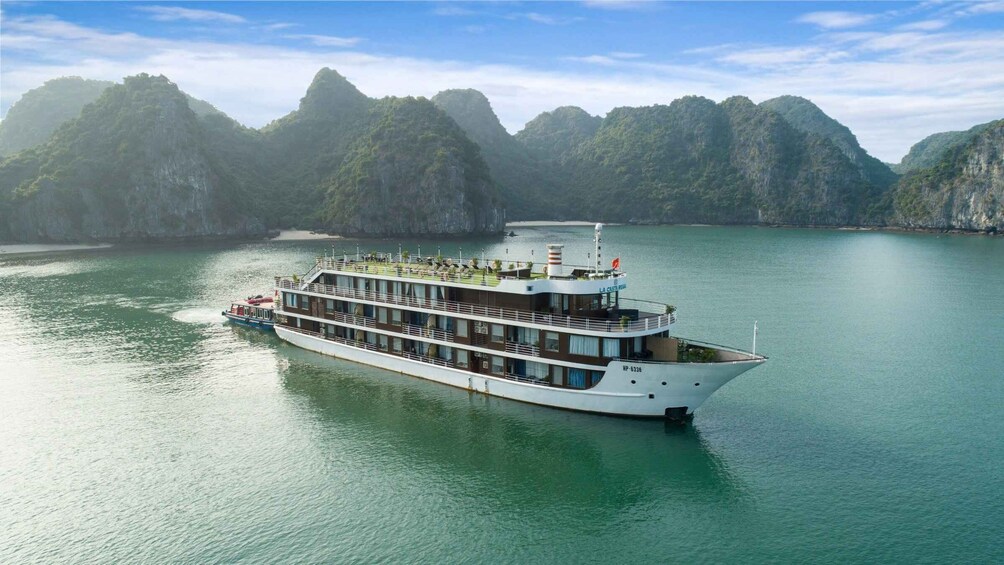 Picture 22 for Activity Ha Long: 2-Day Lan Ha Bay Luxury 5 Star Cruise with Balcony