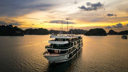 Ha Long: 5 sterren luxe 2-daagse Lan Ha Bay cruise met balkon