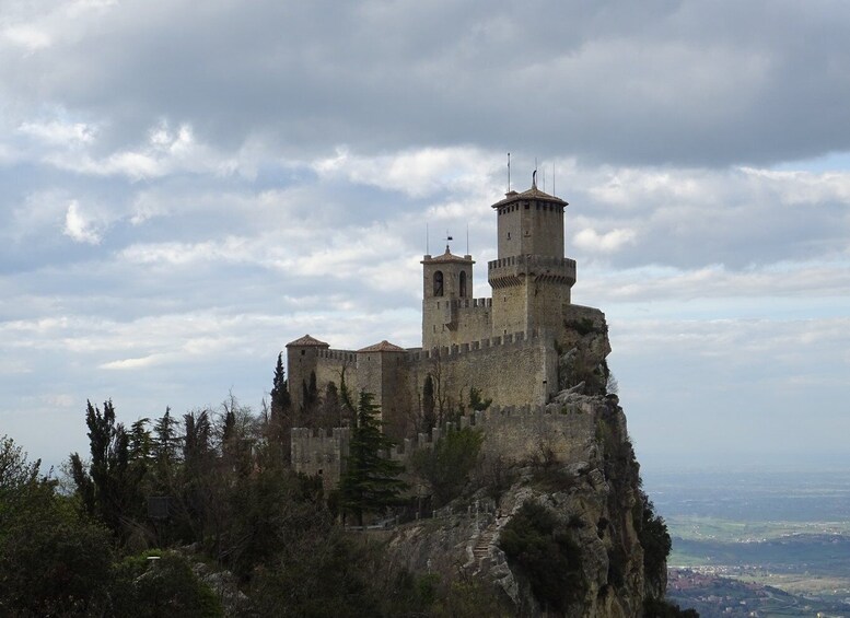 Picture 6 for Activity San Marino Historical Center Private Tour with tourist guide