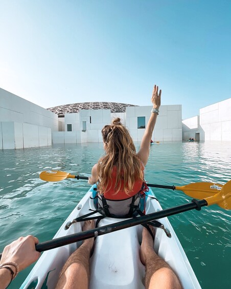 Abu Dhabi: Guided Kayak Tour around Louvre