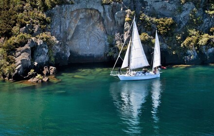 Taupō: Lake Taupo Maori Rock Carving 2.5-Hour Sailing Cruise