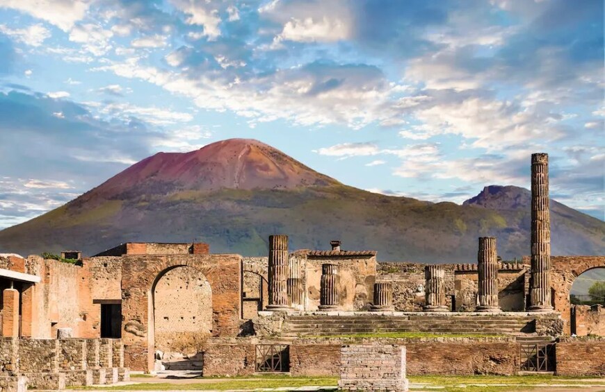 Private tour of the Pompeii archaeological site with a local guide