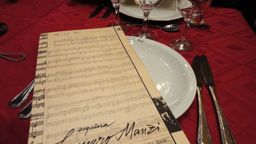 Table setting at Esquina Homero Manzi in Buenos Aires