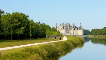 Small-Group Chambord Castle & Loire Valley Winetasting Tour with Lunch from...