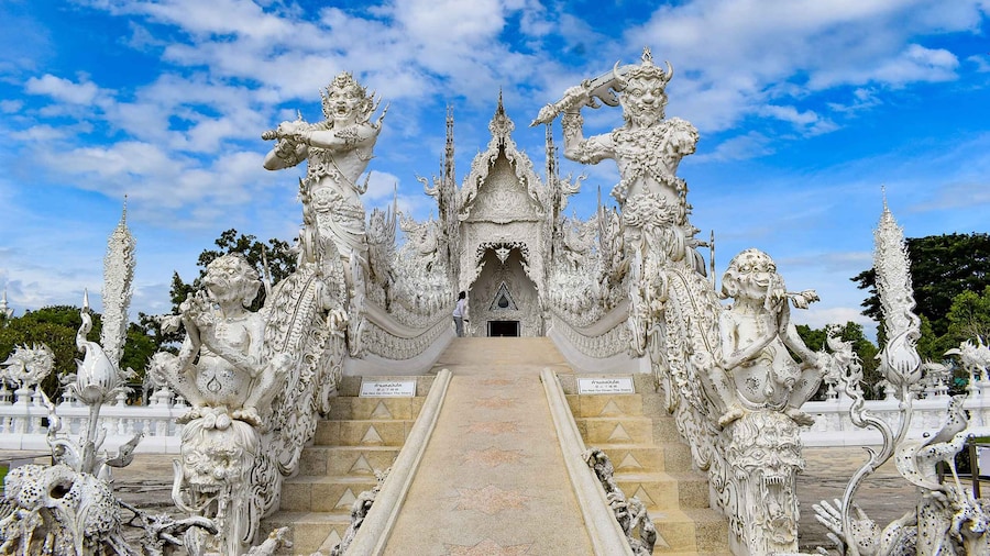 From Chiang Rai: Famous Temples and Golden Triangle Day Tour