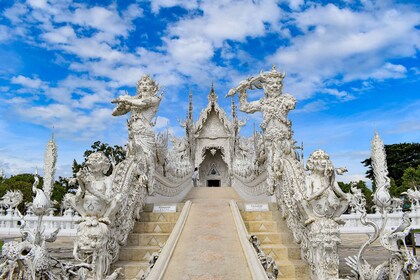 From Chiang Rai: Famous Temples and Golden Triangle Day Tour