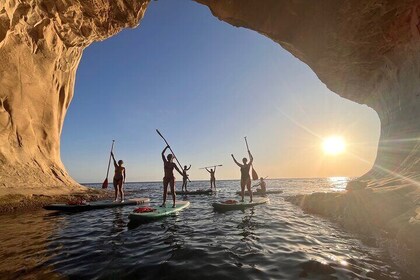 SUP al atardecer remando hasta las cuevas de Ta Marija