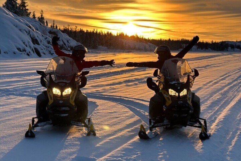 1 Hour Private Snowmobile Adventure in Yellowknife