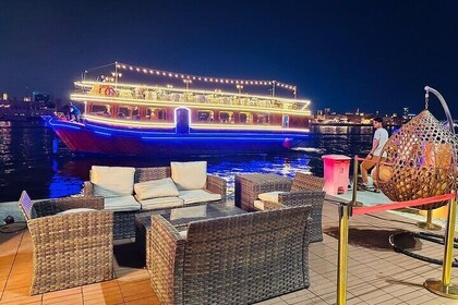 Dhow Cruise med middag og live underholdning ved Dubai Creek