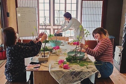 Hands-On Ikebana Making with a Local Expert in Kobe