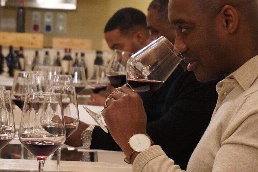 Guys in tasting: aroma of reds
