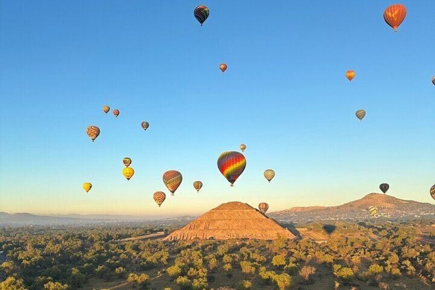 Unforgettable Balloon Flight + Tour of Teotihuacan