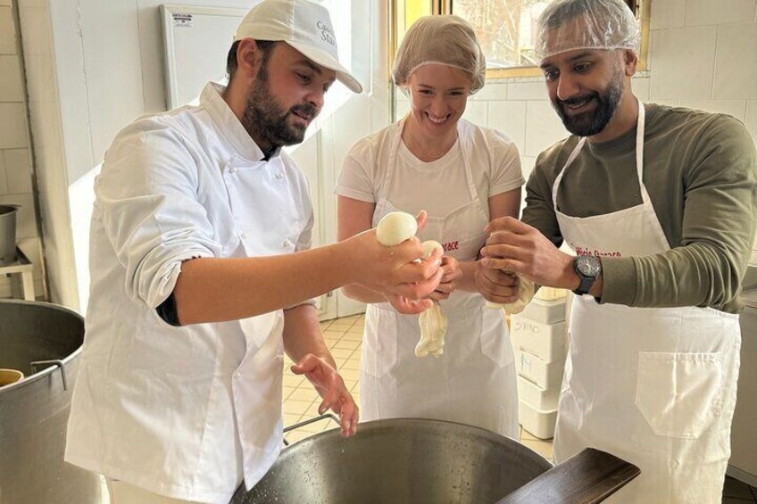 2 Hours Private Mozzarella Lesson with Tasting in Vico Equense