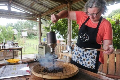 Chiang Mai Coffee Tour: Trekking to Farm, Roast and Brew Workshop