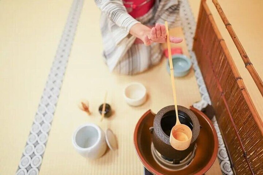 茶道/風炉釜：Tea ceremony/Furogama tea kettle - Boil water at around 90℃ in a Furogama tea kettle.