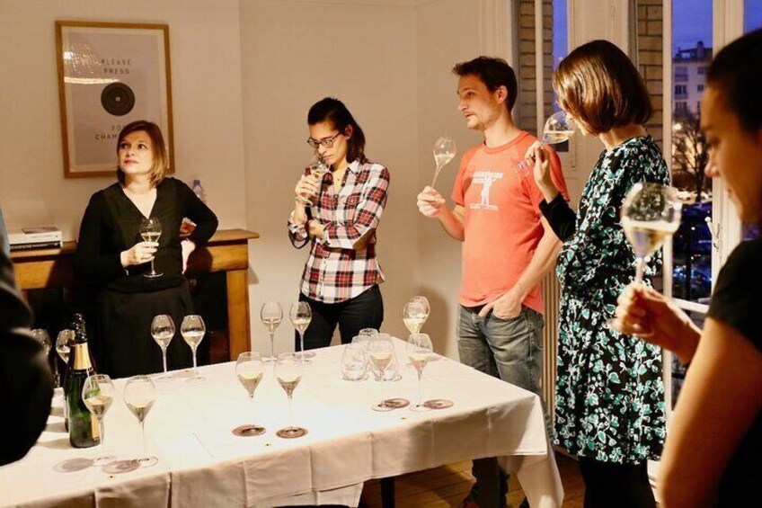 The workshop takes place in two stages, a first part to discover the whole history of champagne and its production, and a second part devoted to tasting