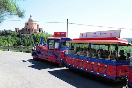 Lovely hills of Bologna: Express train to San Luca with tastings