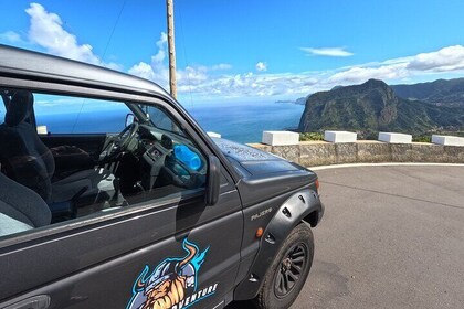 Madeira 4x4 Jeep Tour: Pico Arieiro & Santana traditionelle huse