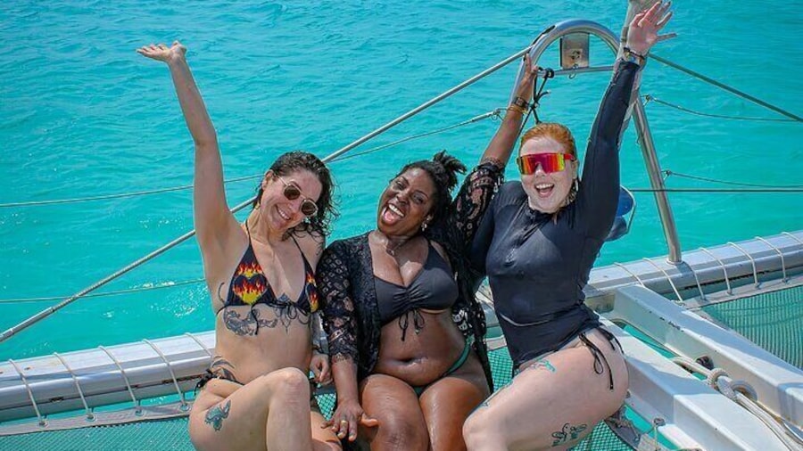 Deluxe Catamaran Tour to Isla Mujeres, Drinks, Snorkeling, Buffet