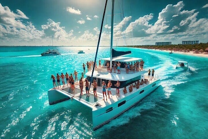 Deluxe catamaran naar Isla Mujeres, met drankjes, snorkelen en buffet