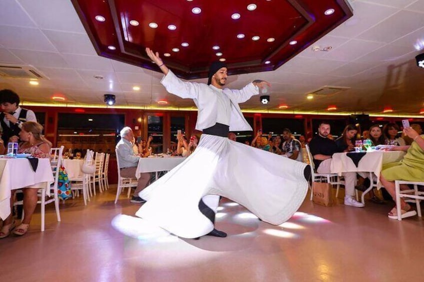 İstanbul Bosphorus Dinner Cruise with Traditional Turkish Show