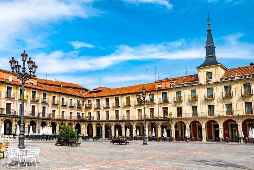 Private Half Day Self-Guided Scavenger Hunt in León