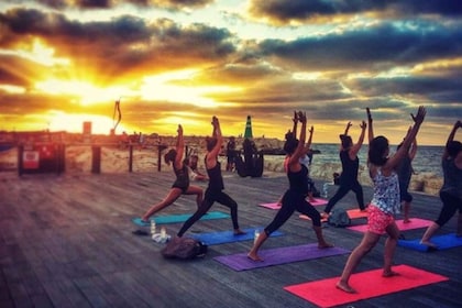 Tel Aviv: Zonsondergang Yoga aan het strand bij Beach Club TLV