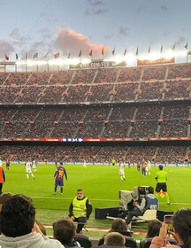 Barcelona: FC Barcelona Spiel mit Fanplätzen und lokalem Gastgeber