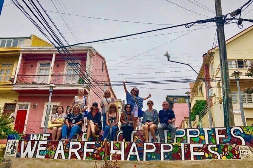 Mural "We are not hippies, We are happies", Valparaíso.