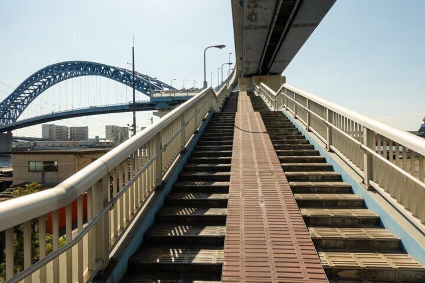 The bike path is steep and can be crossed by ferry.