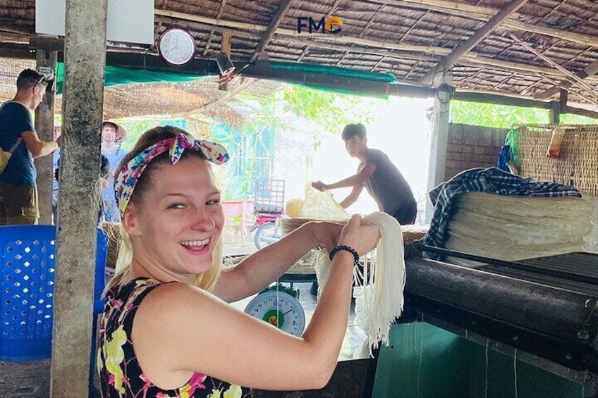 tourist experrience making rice noodle in Mekong 3 day tour