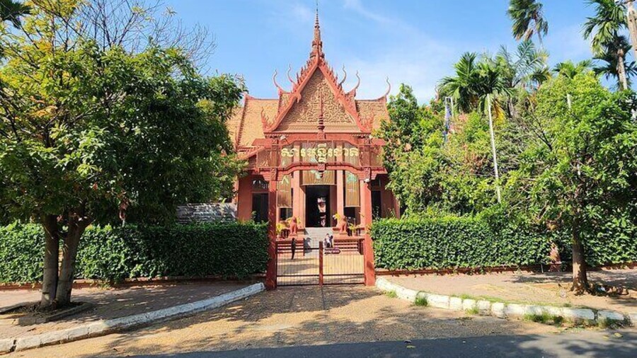 Visit 11 Places within 8 hours Tour included S21 & Killing Field