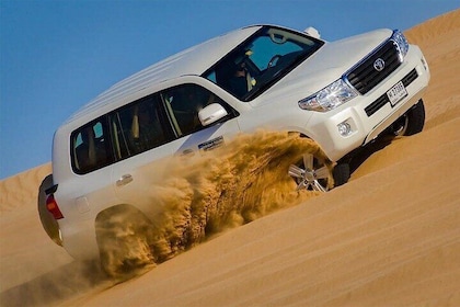 Safari nel deserto al tramonto con giro in cammello e sandboarding