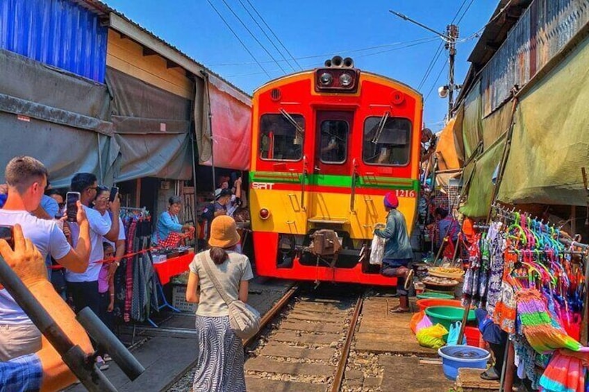 Bangkok: Floating and Train Market with Boat and Train Ride