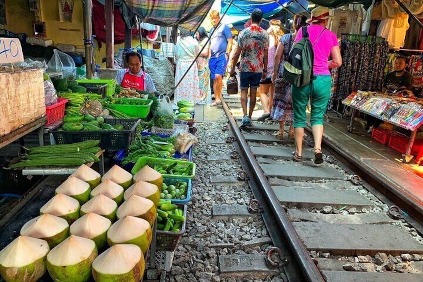 Bangkok: Floating and Train Market with Boat and Train Ride