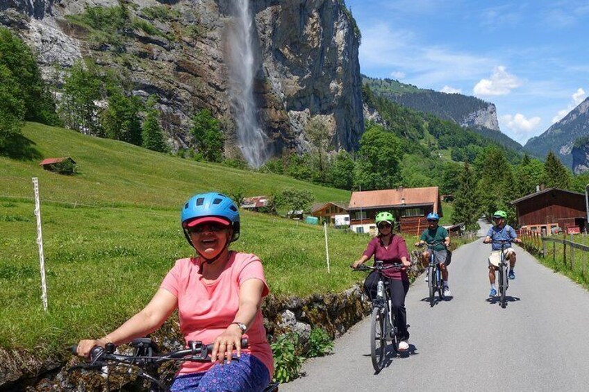 Lauterbrunnen Valley Waterfalls E-bike Tour with Swiss Picnic