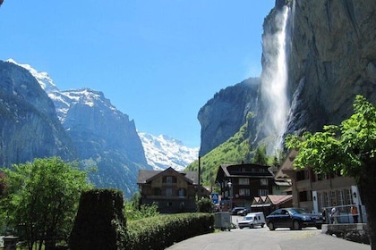 Lauterbrunnen Valley Waterfalls E-bike Tour with Swiss Picnic