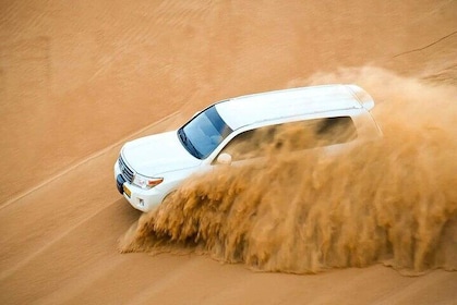 Arabische Wüstensafari mit Dune Bashing und Kamelreiten