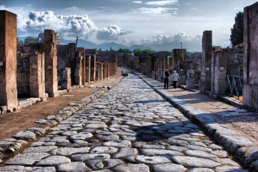 Pompeii: Tour with Priority Entrance and Guide from Naples