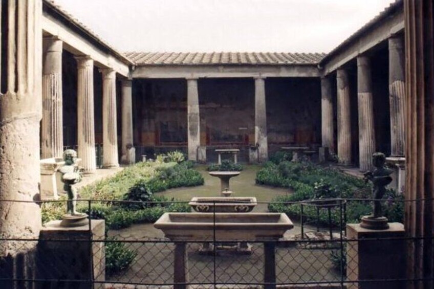 Pompeii: Tour with Priority Entrance and Guide from Naples