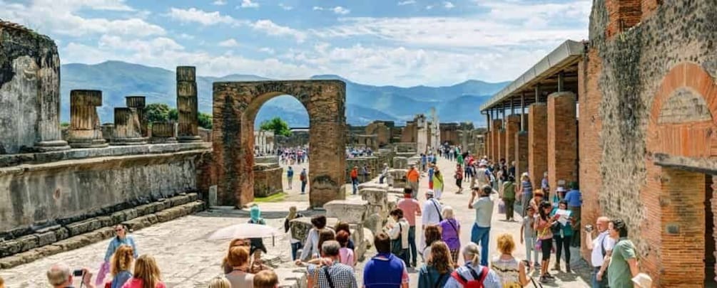 Picture 2 for Activity 2hours guided tour in Pompeii