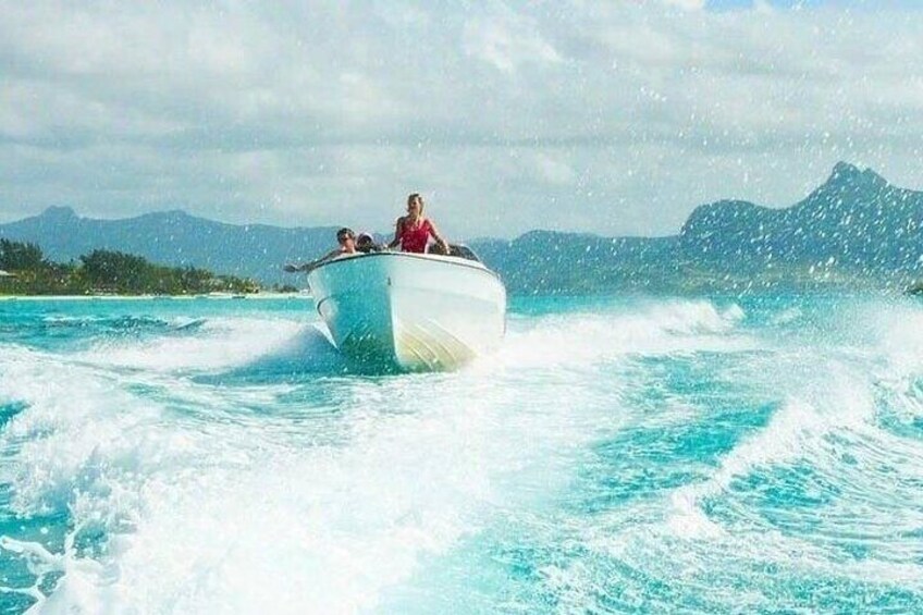 Full Day Shared Speed Boat in Ile Aux Cerfs Lunch & Transfer incl