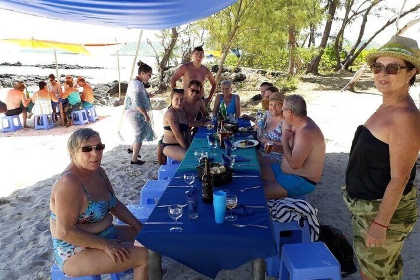 Full Day Shared Speed Boat in Ile Aux Cerfs Lunch & Transfer incl