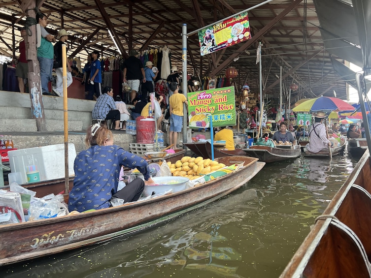 Damnoen Saduak : Floating Market Tour & Erawan Waterfall