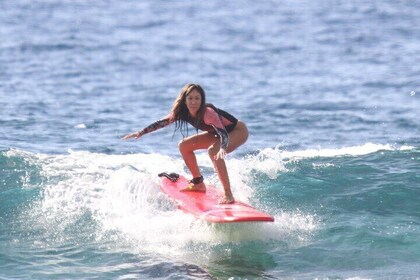 Allez surfer sur la côte de Kona