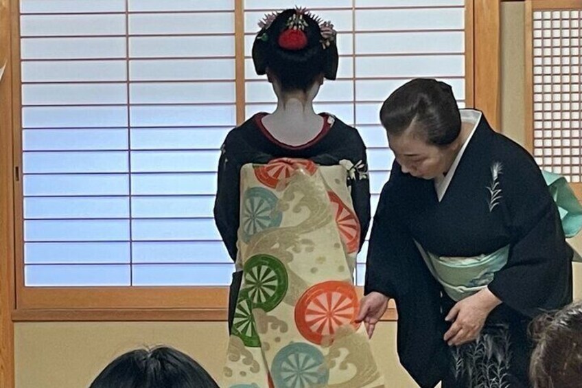 Meet a Geisha in Kyoto: Guided Walk & Enchanted Time with Maiko