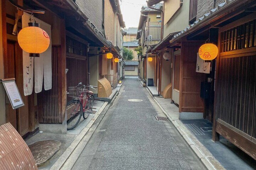 Meet a Geisha in Kyoto: Guided Walk & Enchanted Time with Maiko