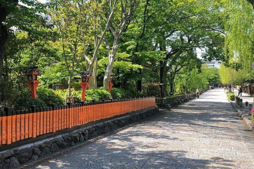 Meet a Geisha in Kyoto: Guided Walk & Enchanted Time with Maiko