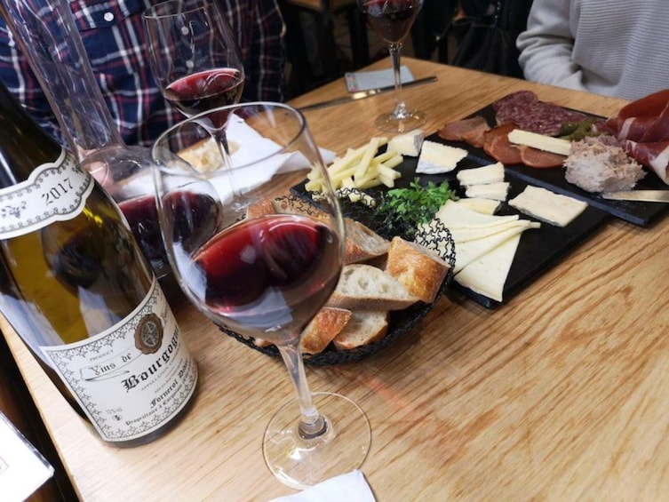 Paris : Walking Tour with Wine, Cheese, Cold Cuts tasting