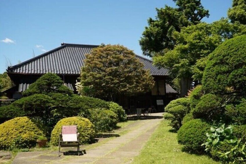 Only 35 minutes from Tokyo by train. It’s done in an old house after hand-made soba noodle lunch.